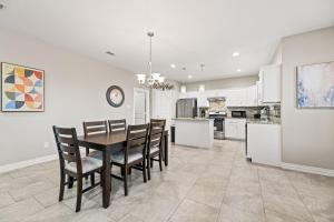 Dapur atau dapur kecil di Spacious Grand Prairie Getaway