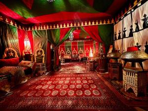 a living room with red and green walls and a red carpet at Ventana al mar , Tánger in Tangier