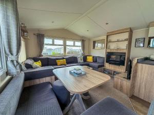 TV a/nebo společenská místnost v ubytování Lovely 8 Berth Caravan At Broadland Sands Holiday Park In Suffolk Ref 20016Bs