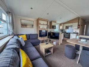 Kuchyň nebo kuchyňský kout v ubytování Lovely 8 Berth Caravan At Broadland Sands Holiday Park In Suffolk Ref 20016Bs