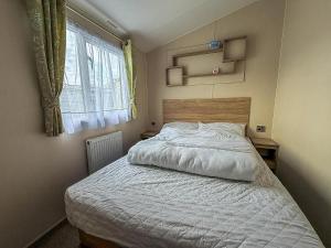 Postel nebo postele na pokoji v ubytování Lovely 8 Berth Caravan At Broadland Sands Holiday Park In Suffolk Ref 20016Bs + 12 fotografií