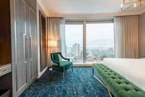 The Sutton Place Hotel Halifax客房内的一张或多张床位