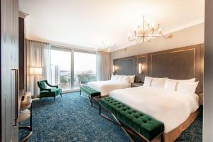 The Sutton Place Hotel Halifax客房内的一张或多张床位