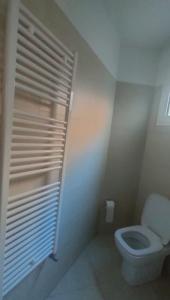 een kleine badkamer met een toilet en een raam bij Casa Olga in La Spezia +16 foto's