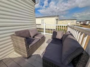 Фотография из галереи Stunning10 Berth Caravan With Decking At Broadland Sands In Suffolk Ref 20082Bs в городе Hopton on Sea