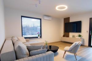 Μια τηλεόραση ή/και κέντρο ψυχαγωγίας στο Holiday Home Oasis for You with Heated Pool