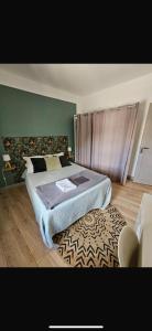 เตียงในห้องที่ AU COEUR De LA CITE MÉDIÉVALE +14 ภาพ