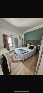 เตียงในห้องที่ AU COEUR De LA CITE MÉDIÉVALE