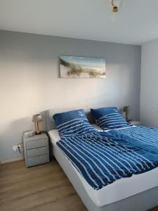 a bedroom with two blue pillows on a bed at Ostseemeerchen in Zingst
