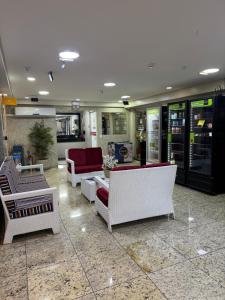 een lobby met banken en stoelen in een winkel bij Loft moderno e aconchegante próximo ao Aeroporto, Rodoviária Interestatual, P Federal, Casv da Empaixada - Brasília in Brasilia
