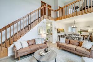 Χώρος καθιστικού στο Sugar Mtn Townhome with Hot Tub Sugarcane Chalet