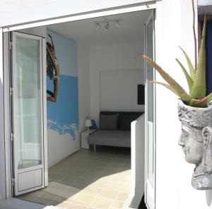 a living room with a mirror and a vase with a plant at Casa al Castillo - charming & authentic townhouse - terrace with stunning castle views in Cullera