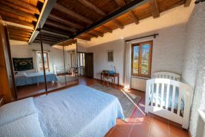 una camera con un letto bianco e una camera con un letto di una piazza di Casa Ghirlanda con Piscina e Campo da Tennis a Lazise Altre 46 foto