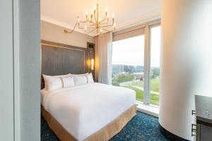 The Sutton Place Hotel Halifax客房内的一张或多张床位