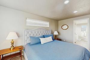 a bedroom with a blue bed with blue pillows at The Cozy Corner in Walla Walla