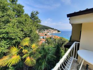 a balcony with a view of the ocean at Rooms Vid&Rok in Mošćenička Draga