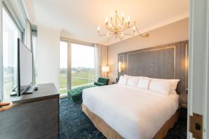 The Sutton Place Hotel Halifax客房内的一张或多张床位