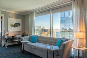 The Sutton Place Hotel Halifax的休息区