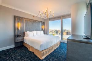 The Sutton Place Hotel Halifax客房内的一张或多张床位