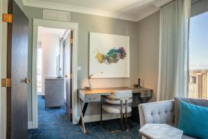 The Sutton Place Hotel Halifax的休息区
