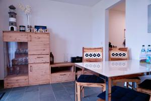 HohenkirchenにあるAppartement In Hohen Wieschendorfのテーブルと椅子のあるダイニングルーム