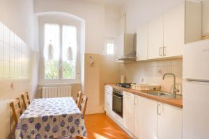 Køkken eller tekøkken på La Casa di Gino - A due Passi dal Mare + 48 billeder
