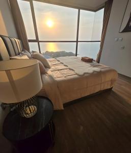 Ένα ή περισσότερα κρεβάτια σε δωμάτιο στο Luxury 80sqm Beachfront 2 BR Condo with Best Views