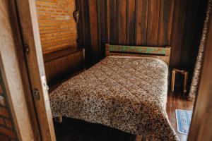 - une chambre avec un lit à motifs léopards dans l'établissement Chalé Sanga, à Jaraguá do Sul 8 autres photos