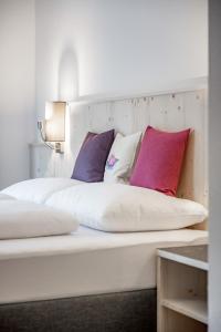 Postel nebo postele na pokoji v ubytování Seehüter's Hotel Seerose
