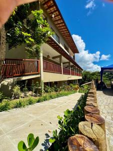 a building with a pathway in front of it at Condomínio Ouro vilas in Arraial d'Ajuda