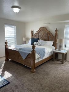 ソルトレイクシティにあるScholar's Loft - Near University of Utah!の木製のヘッドボードが付いた大きなベッドのある寝室