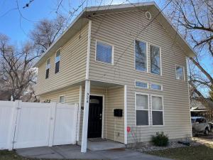 ソルトレイクシティにあるScholar's Loft - Near University of Utah!の白い柵の家