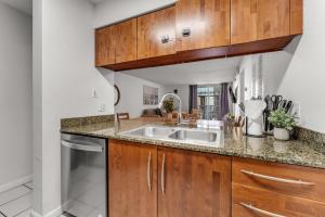 Una cocina o cocineta en Perfectly Located Miami 3BR with Stunning Views