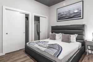 セント・ピーターズバーグにあるModern 2 Bed Getaway Steps from Tropicana Fieldの白い壁の大きなベッドのある寝室 +17枚の写真