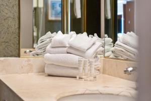 a pile of towels sitting on top of a bathroom sink at Luxury Resort Stay with Pool Jacuzzi and Balcony in Edgar +29 photos