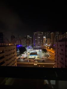 Nespecifikovaný výhled na destinaci Šardžá nebo výhled na město při pohledu z apartmánu