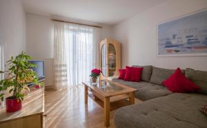 ein Wohnzimmer mit einem Sofa und einem Couchtisch in der Unterkunft Appartment-Haus Janine in Westendorf