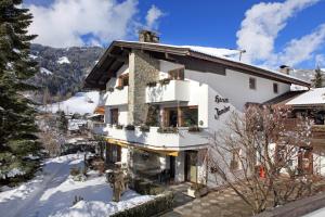 ein Haus in den Bergen mit Schnee auf dem Boden in der Unterkunft Appartment-Haus Janine in Westendorf