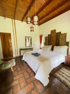 サン・アントニオ・デ・アレコにあるEstancia La Cinacinaの部屋にある大きな白いベッドのある寝室