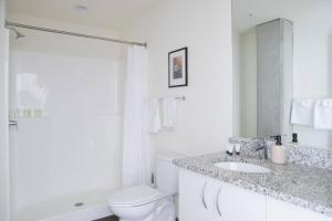 Koupelna v ubytování Luxury East Side 1BR Apt Near Brady St with Balcony