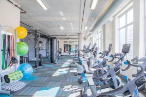 Fitness centrum a/nebo fitness zařízení v ubytování Luxury East Side 1BR Apt Near Brady St with Balcony