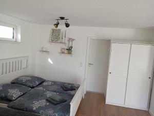 a bedroom with a bed and a closet at Engmels Ferienwohnung in Volkertshausen