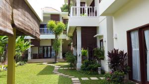 an external view of a house with a yard at Casa De Amed in Amed