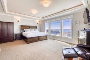 una camera da letto con un letto e vista sull'oceano di Ocean Views, Spacious Getaway, 5BR, Hot Tub, Sleeps 16 a Lincoln City