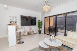 Μια τηλεόραση ή/και κέντρο ψυχαγωγίας στο Serene 2-Bedroom Coastal Retreat in Bayahibe