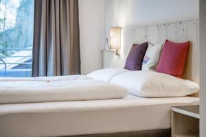 Postel nebo postele na pokoji v ubytování Seehüter's Hotel Seerose