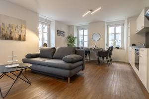 a living room with a couch and a table at Fewomo - Moseltraum ! Exklusive Unterkunft für Genießer - Nah am Schloss in Lieser +17 photos