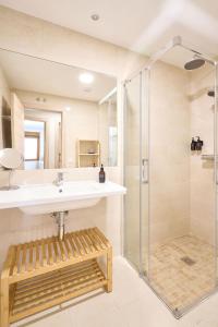 a bathroom with a sink and a shower at Salamanca Inn - Parking Gratis in Salamanca