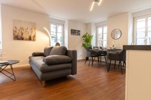 a living room with a couch and a table at Fewomo - Moseltraum ! Exklusive Unterkunft für Genießer - Nah am Schloss in Lieser