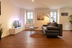 a living room with a couch and a table at Fewomo - Moseltraum ! Exklusive Unterkunft für Genießer - Nah am Schloss in Lieser